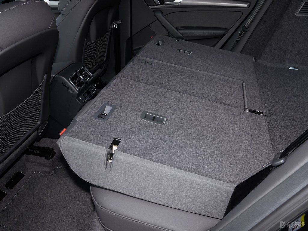 傳奇黑奧迪Q5L Sportback座椅內(nèi)飾圖片