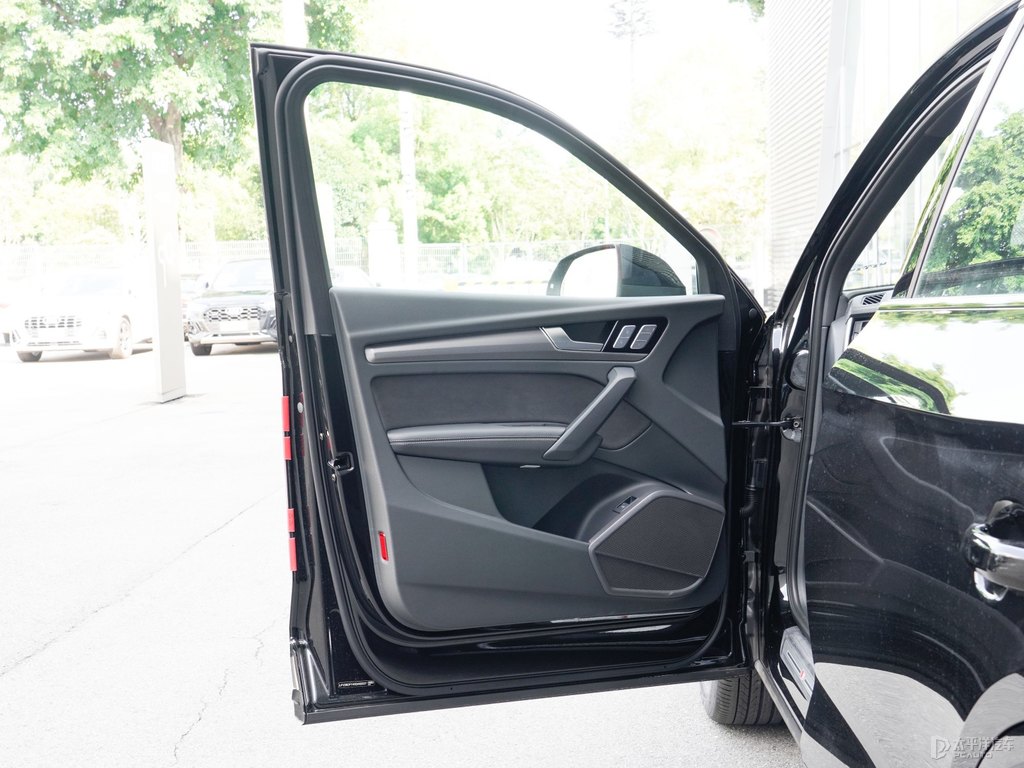 傳奇黑奧迪Q5L Sportback車廂內(nèi)飾圖片