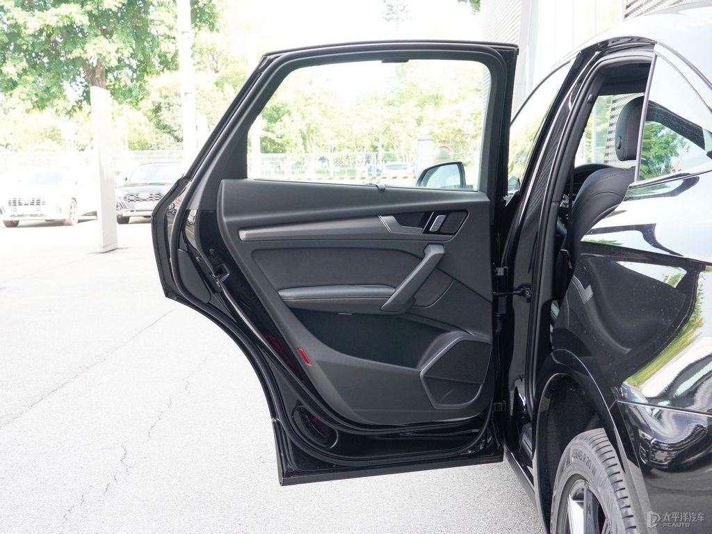 傳奇黑奧迪Q5L Sportback車廂內(nèi)飾圖片