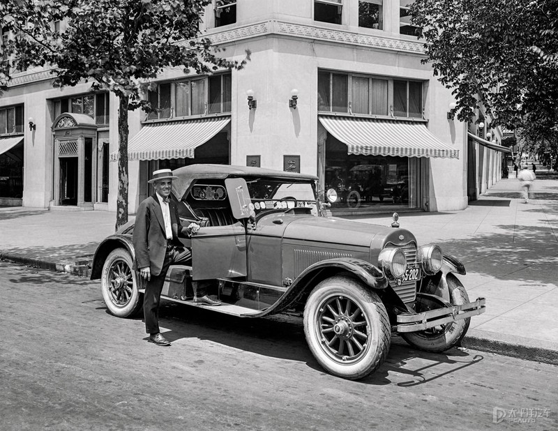 9l排量的發動機,最大功率90hp,匹配的是3速手動變速箱;在1928年-1930