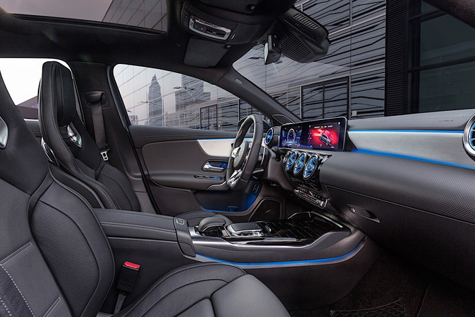 所有与奔驰a级相关的最新技术都放入了新款奔驰amg a35 sedan上,比如