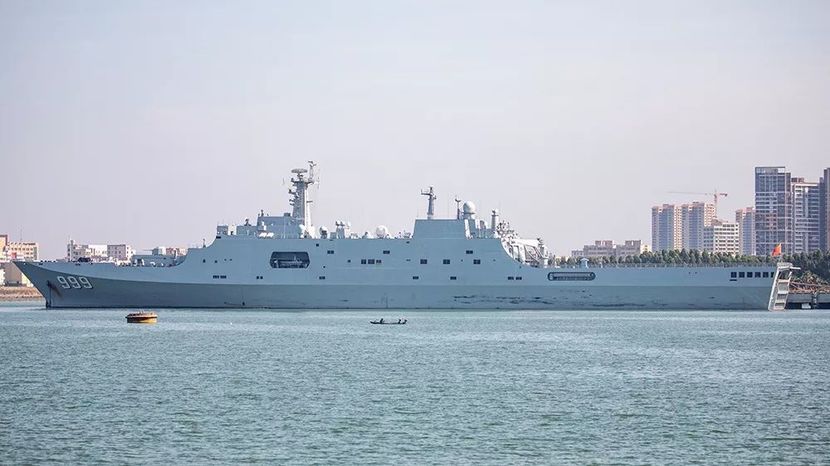 中国海军071型船坞登陆舰的2号舰,2010年11月18日下水,2011年12月9日