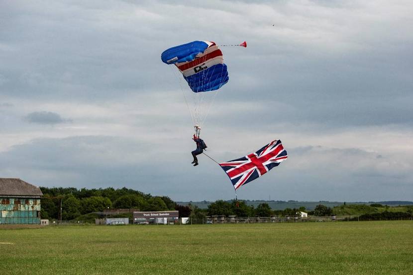 4.英国皇家空军猎鹰队带来跳伞表演.jpg