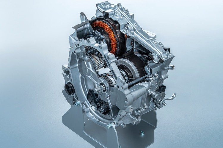 0l自吸发动机,最大功率126kw,与之匹配的是cvt无级变速器;混动版配备