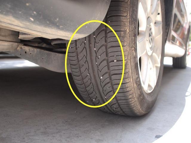 轮胎缝里有石子有什么危害?如何清理?