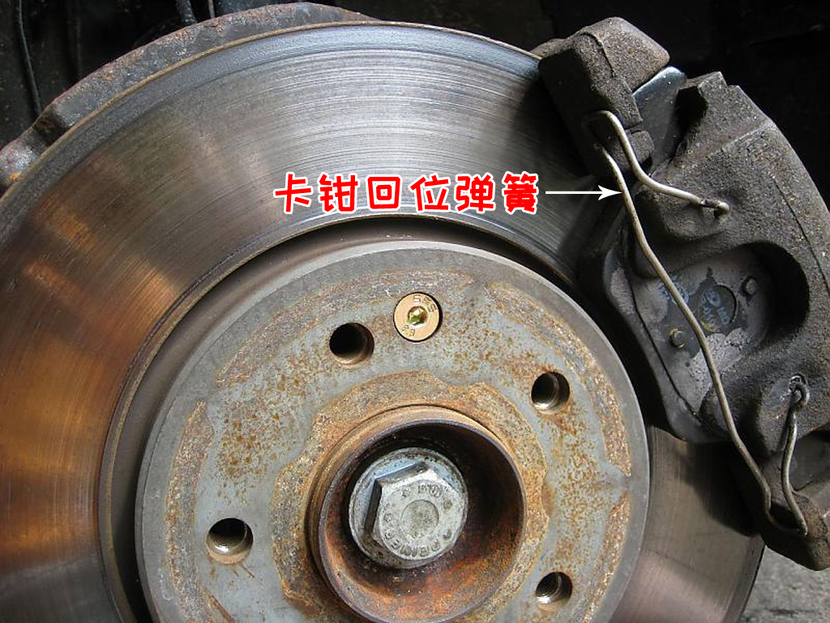 (15)有些车的刹车卡钳上有一根弯曲的钢丝,这是卡钳回位弹簧,松刹车时