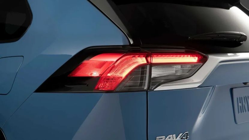 新款丰田RAV4官图曝光，换了车灯感觉换了一台车