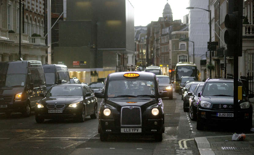 也被称为hackney carriage,,伦敦标志性的出租车服务有足够的空间容纳