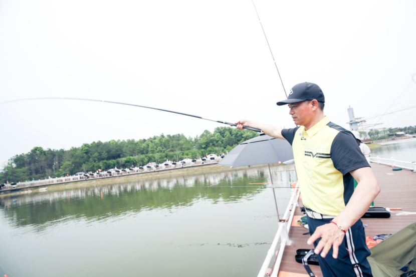 提起釣魚,但凡有刷短視頻的,大概率都會刷到過中國釣王——天元鄧剛