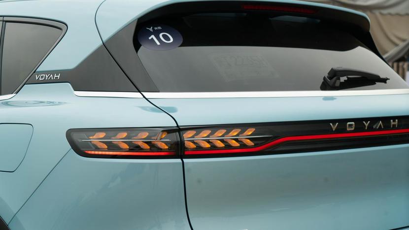 岚图free的车尾使用了圆滑的线条,贯穿式尾灯使用了熏黑设计,在运动感