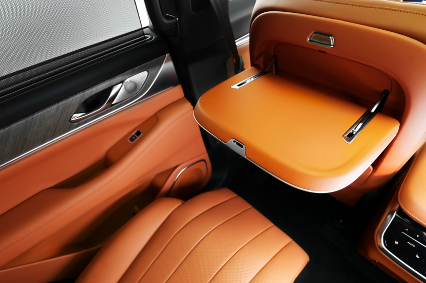 内饰方面,车内采用了全新的黑色与橙色的撞色设计,与之前内饰官图公布