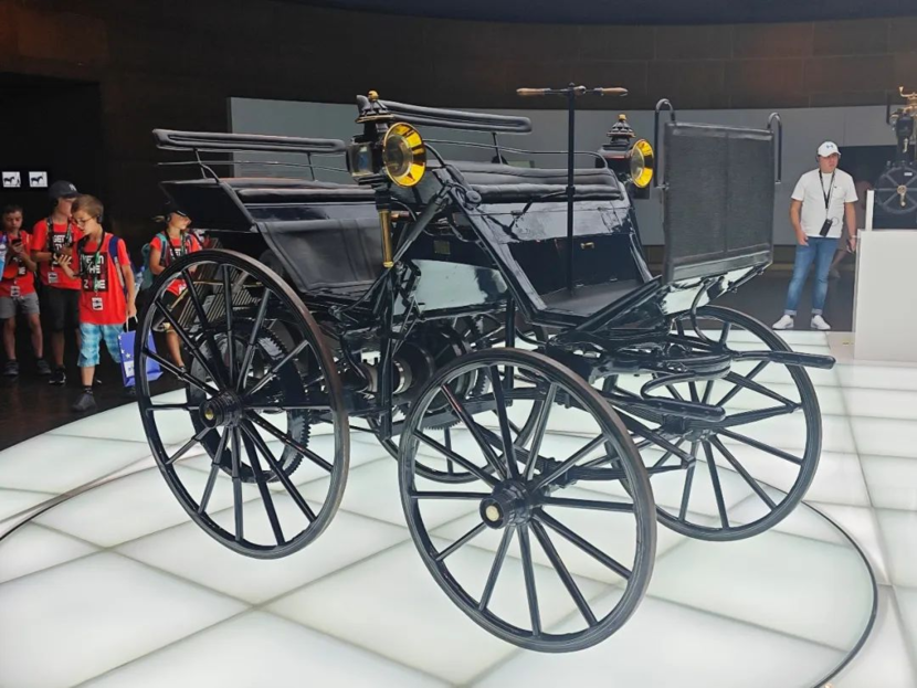 世界上第一輛汽車先鋒 – 汽車發明,1886-1900年傳奇1進入大門前,我的