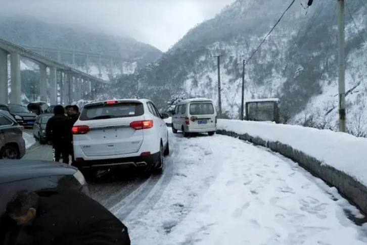 对此,一些网友发帖戏称湖北顶着暴雪天气出来充电