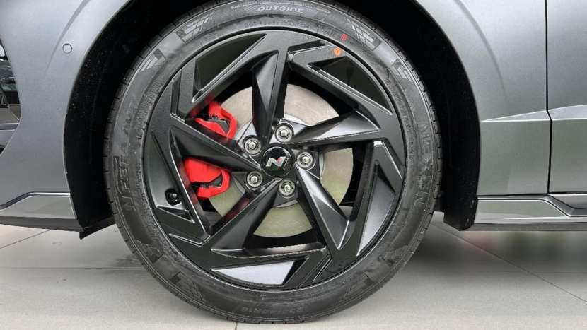 r19的轮胎,而入门版车型预计会采用的轮胎型号是215/55 r17