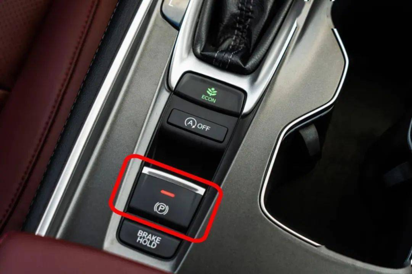 开车时要放下,停车时要拉上挡杆内带p字母的按钮就是电子手刹避免