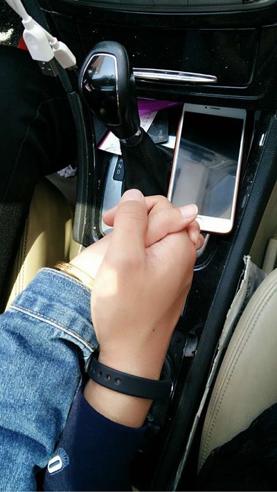 情侣在车里手拉手图片图片
