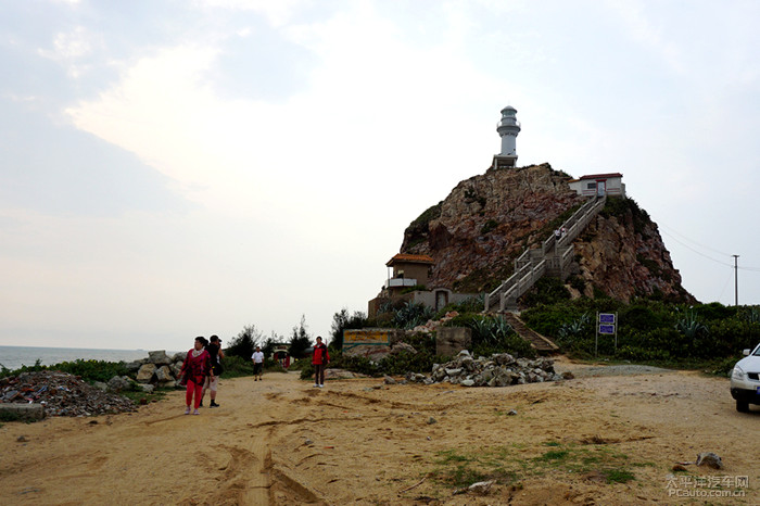 東方市八所鎮海邊伸向北部灣海里的海岬,上邊有一個小山,海南島的最