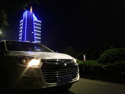 【夜幕下,一个悲伤的男人讲述"人与车"的人情薄凉】