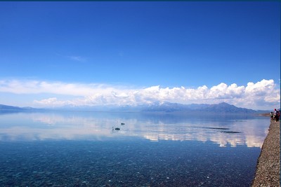 靜靜的湖水清澈見底,宛如一面鏡子倒映著遠處的雪山和天上的白雲,這