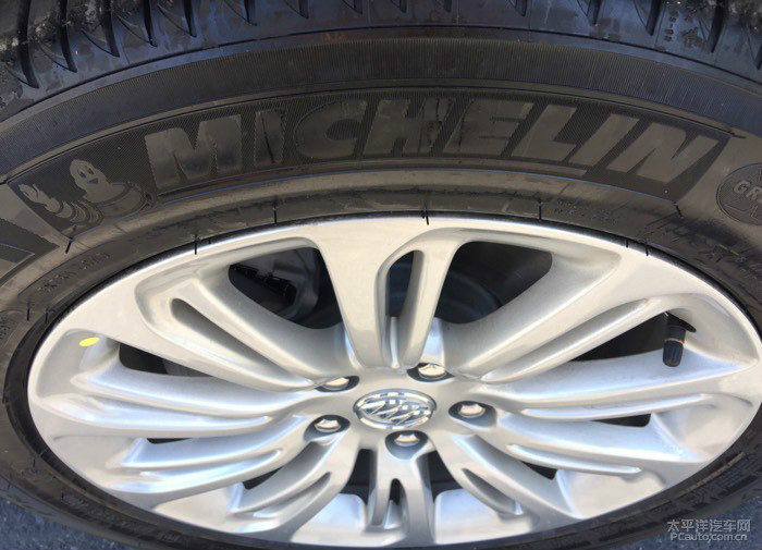 新款为米其林234/55r17,老款为普利司通245/45r18