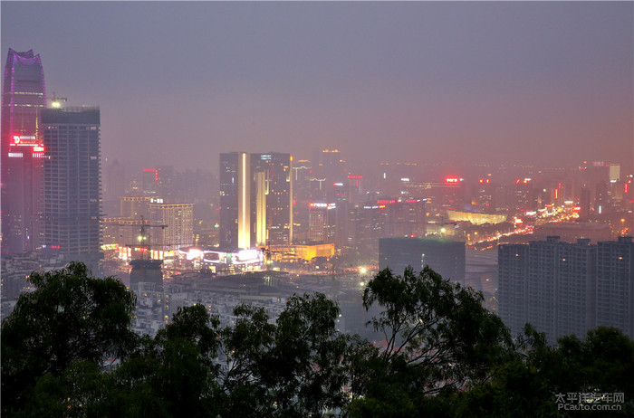 東莞旗峰山上看看東莞市區的夜景山上遇到拍微電視