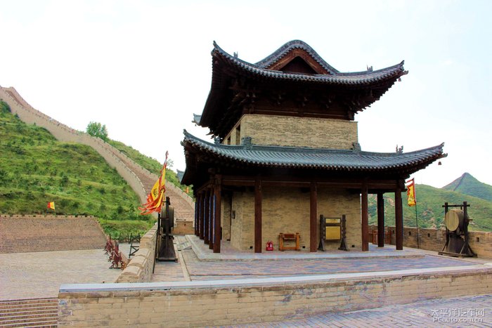 城门之上建有宁边楼,二层歇山顶结构,此楼为杨六郎祠.