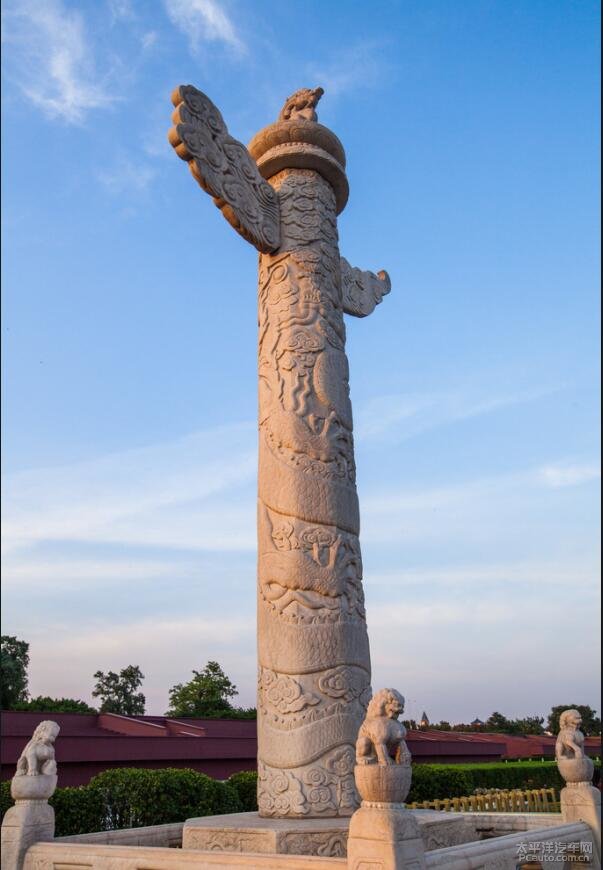 门口柱子上龙的雕塑栩栩如生,盘附在柱子上,保护着这片土地和城市