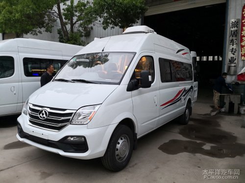 上汽大通長軸高頂房車一款商務版房車外觀大氣上檔次