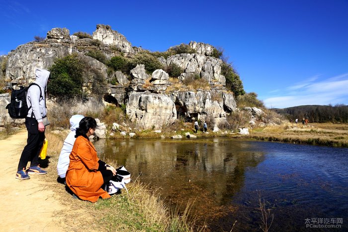 前面石頭山就是海峰溼地的主要天然觀景臺,一塘清水平靜如鏡!