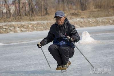 冰爬犁都玩过,但是你见过单刀的爬犁吗?我们那儿叫"单腿驴.