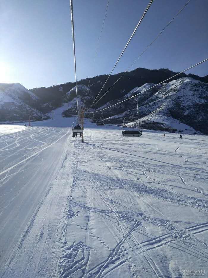 新疆龙山滑雪场图片