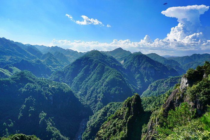 佇立山巔,居高臨下,優美的風景盡收眼底.