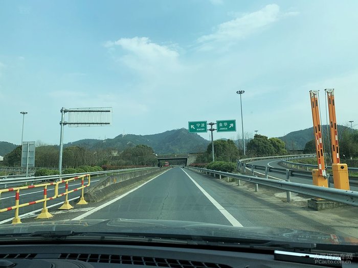 从甘霖互通进入高速公路,行驶二个小时后安全到达杭州北收费站,平安
