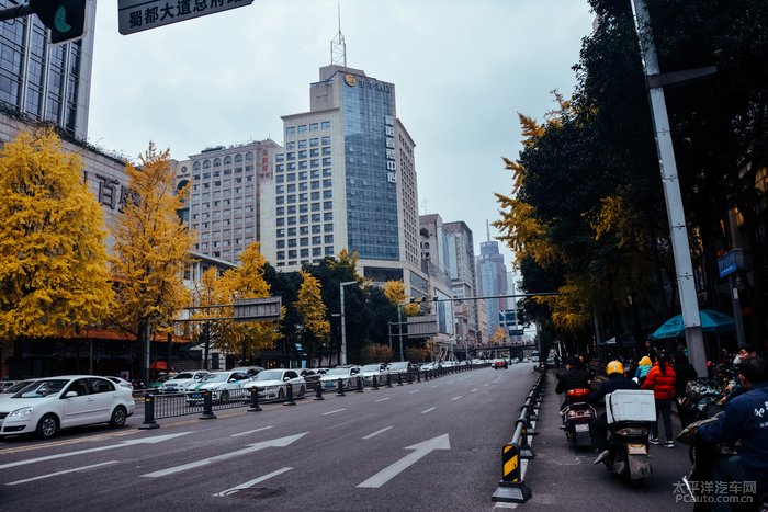 行走的镜头在成都的街头走一走遇见不一样的风景