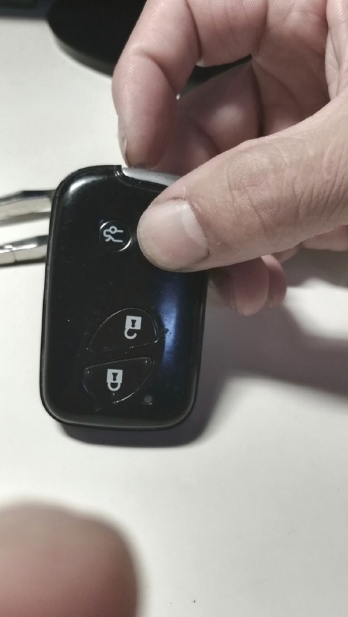 比亚迪S7遥控钥匙自己换电池教程