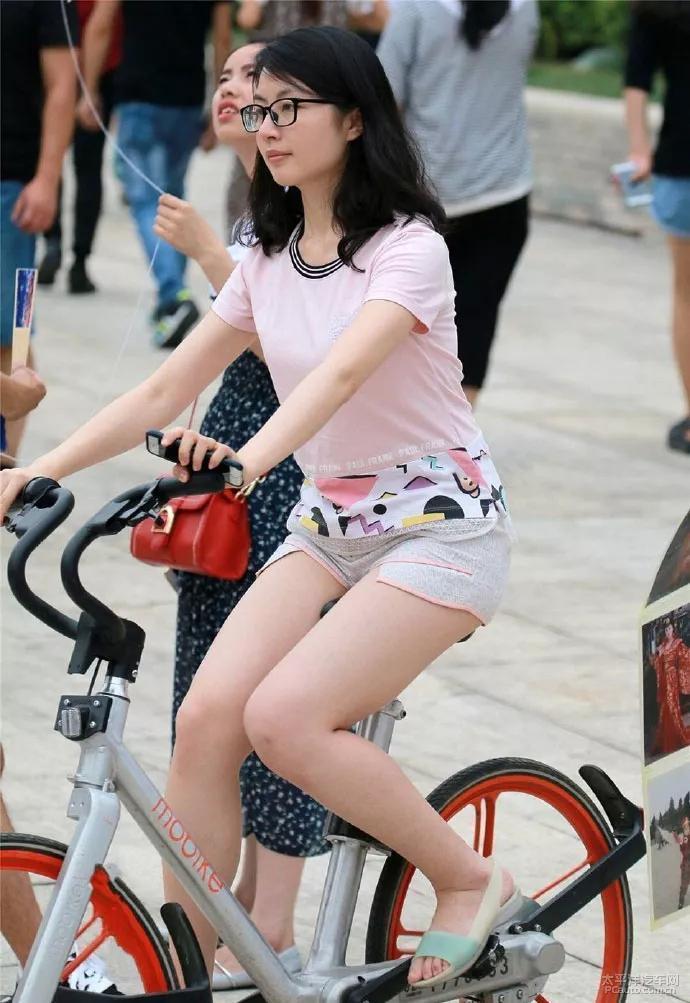 美女穿超短裤骑单车jk图片