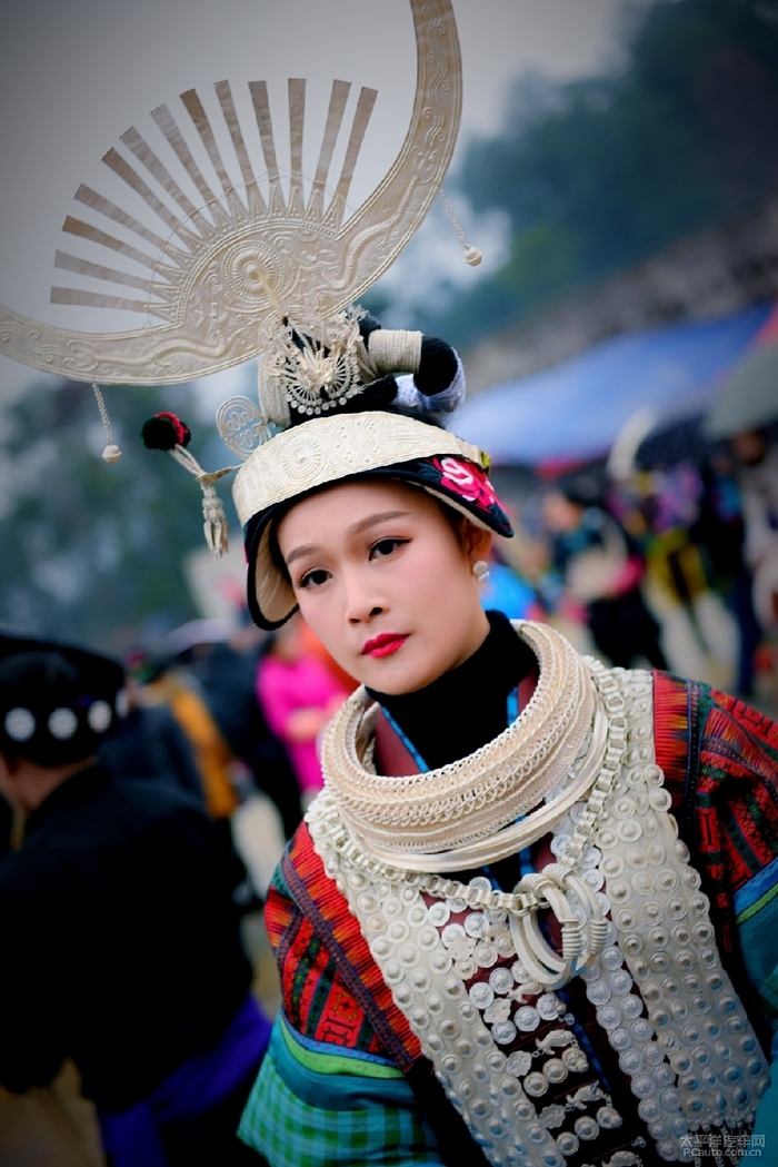 黔东南苗族同胞穿盛装吹芦笙喜迎新年