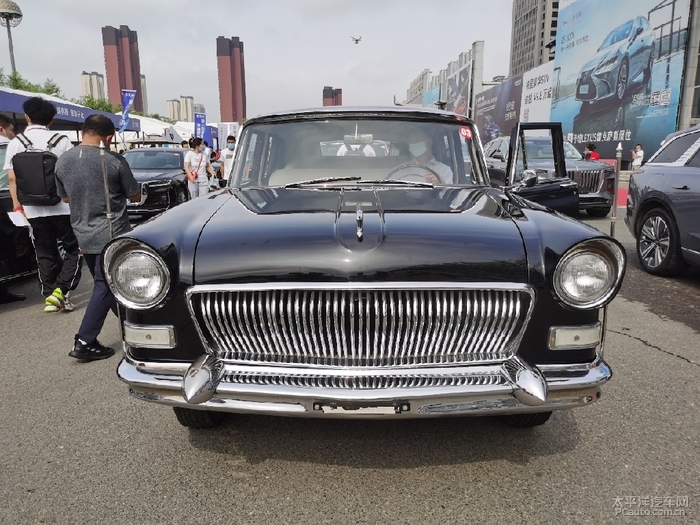 中国第一辆高级轿车图片
