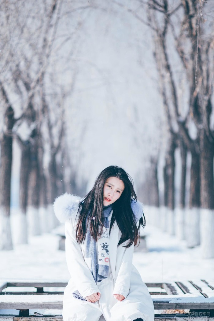 雪景配美女的赞美话图片