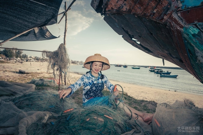 海边渔女图片