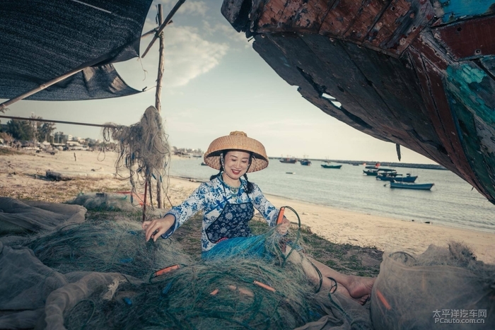 渔家姑娘在海滩的图片图片