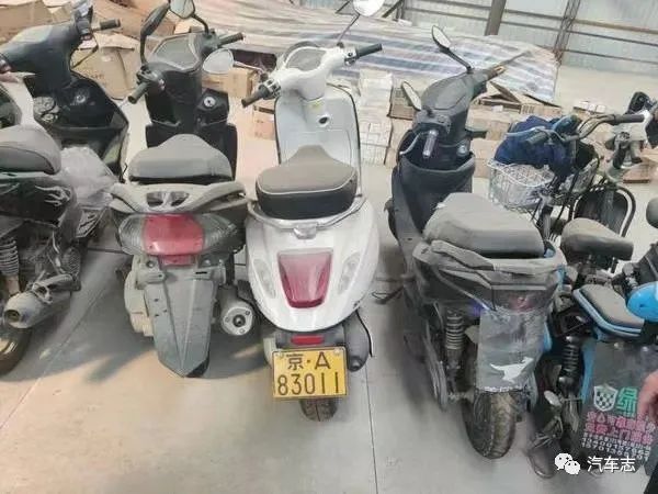 這輛摩托車只是一臺普通的比亞喬vespa,牌照為京a83011正常來說二手