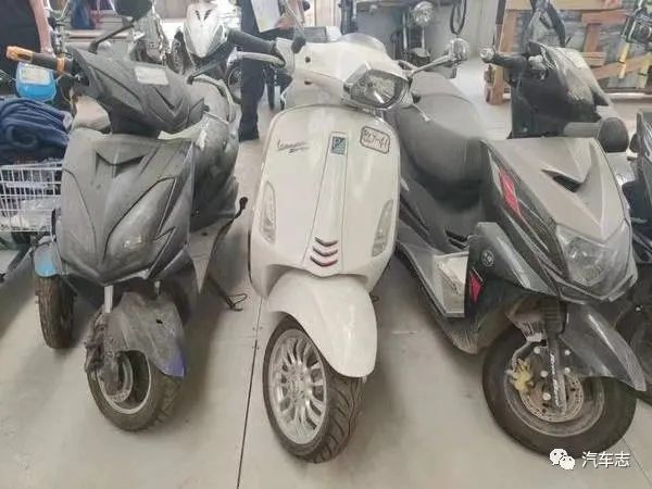 這輛摩托車只是一臺普通的比亞喬vespa,牌照為京a83011正常來說二手