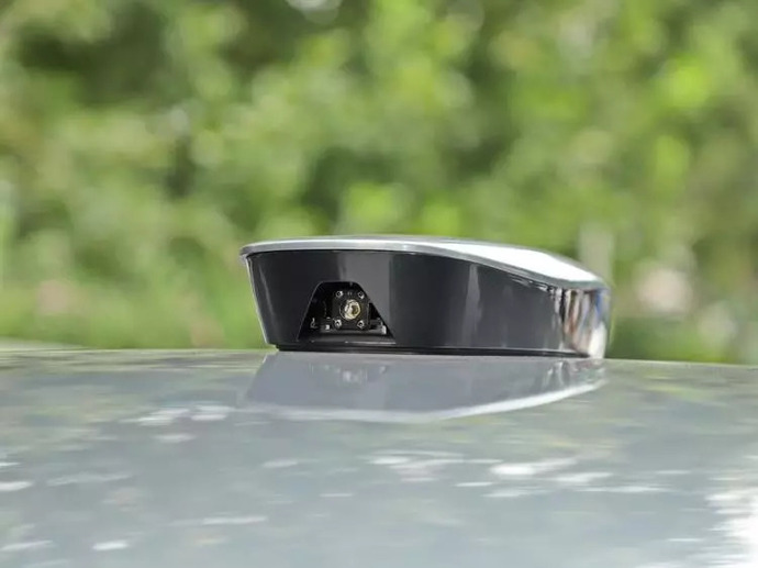 车顶这个盒子是小鹏g3的一个与众不同的地方,内置是一个360度摄像头