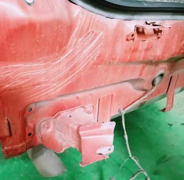瑞虎7拖车导致防撞梁断裂脱落,安全碰撞测试疑作秀!