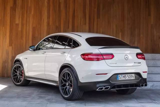 內飾方面,amg glc63全系都採用仿碳纖維面板的內飾設計,方向盤是來自