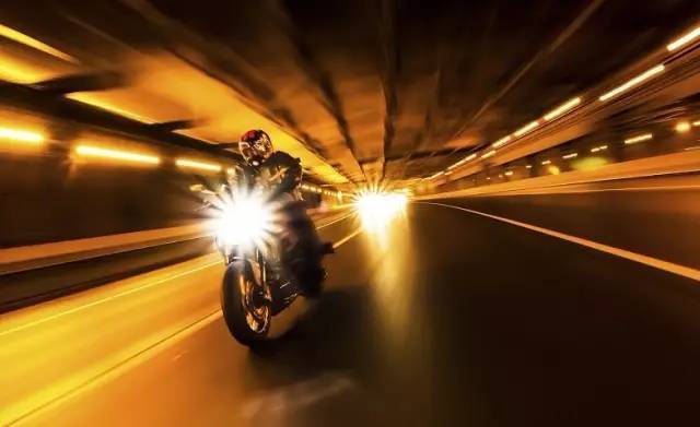 Honda CB750历史_摩托车高转速发动机_大排量摩托车直列4缸